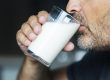 пить молоко